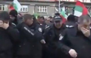 Болгарські силовики самі себе залили сльозогінним газом (відео)