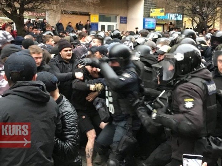 Мітинг за Порошенка: в Івано-Франківську побилися «Нацдружини» і поліція (відео)
