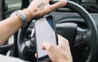 Водій за кермом маршрутки з пасажирами грав ігри на смартфоні (відео)