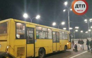 У Києві водій автобуса збив трьох жінок на переході: усі потерпілі у важкому стані (відео)