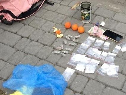 Виготовляли і збували: у Львові викрили наркоділків із «крамом» на півтора мільйона гривень (фото, відео)