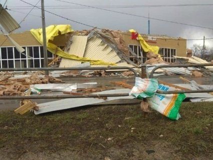 Апокаліпсис: у Чернігові ураган змітав усе на своєму шляху (відео, фото)