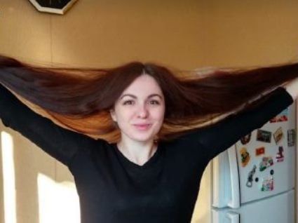 У Рівному дівчина відрізала  півметра волосся, аби з нього зробили перуку для онкохворої (відео)