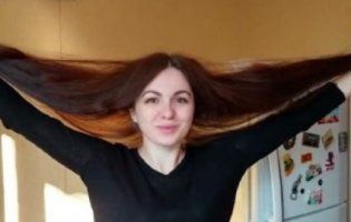 У Рівному дівчина відрізала  півметра волосся, аби з нього зробили перуку для онкохворої (відео)