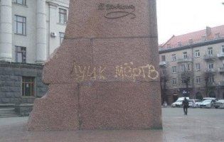 Вандалізм по-луцьки: розмалювали пам’ятник Шевченку (фото)