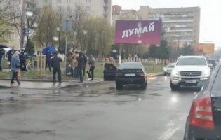 Людський самосуд: натовп помстився за збиту матір з дитиною