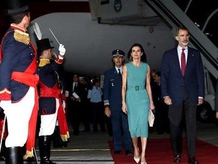 Не було трапа: король Іспанії годину просидів у літаку