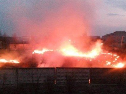 З’явилися фото охопленого полум’ям стадіону в Луцьку