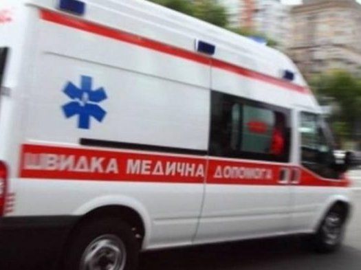 Жінка кинулася під колеса «швидкої», яка в Луцьку везла пацієнтку до лікарні (відео)