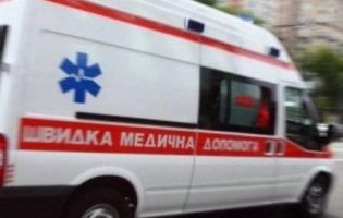 Жінка кинулася під колеса «швидкої», яка в Луцьку везла пацієнтку до лікарні (відео)