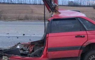 На Вінниччині автомобіль розірвало навпіл – двоє загиблих (фото)
