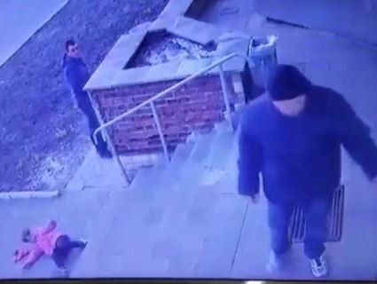 «Урод»: на Рівненщині батько спустив зі сходів шестирічну дочку (відео)