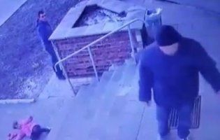 «Урод»: на Рівненщині батько спустив зі сходів шестирічну дочку (відео)