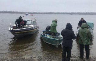Трагедія на воді в Кременчуку: з Дніпра витягли ще двох пасажирів перевернутого човна
