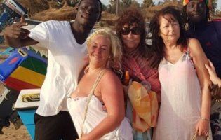 «Tinder для бабусь»: як пенсіонерки з Європи у Гамбії купують «любов» темношкірих хлопців (фото)