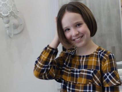 Лучанки обрізують волосся на перуки онкохворим дітям