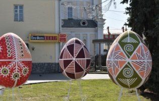Художня школа в Луцьку купила 1,5-метрові яйця