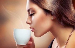 Вчені: кава зменшує груди у жінок