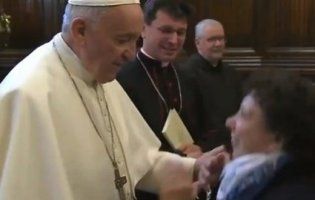 Папа Римський злякався мікробів і заборонив цілувати свій перстень
