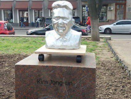 В Одесі відкрили «стьобний» пам’ятник Кім Чен Ину (відео)