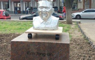 В Одесі відкрили «стьобний» пам’ятник Кім Чен Ину (відео)