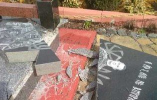 «Спіймати і вбити»: вандали розгромили пам’ятник на могилі молодого атовця (фото)