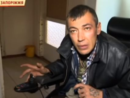 «Зек» тримає в страху будинок престарілих: лупцює і стареньких, і персонал (відео)