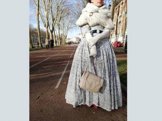 Дівчину, яка вдяглася в одяг XIX століття, не пустили у Версаль (фото)