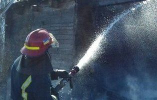 На Рівненщині через спалювання сухостою згорів будинок (фото)