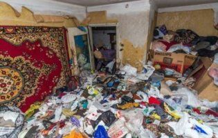 Лучанка забила квартиру сміттям «до стелі» і погрожує підірвати будинок (фото)