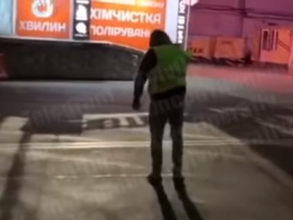 У Києві анонім зробив за шляховиків їхню роботу (відео)
