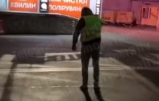 У Києві анонім зробив за шляховиків їхню роботу (відео)