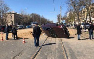 НП в Одесі: через вибух газопроводу порозкидало автомобілі (відео)