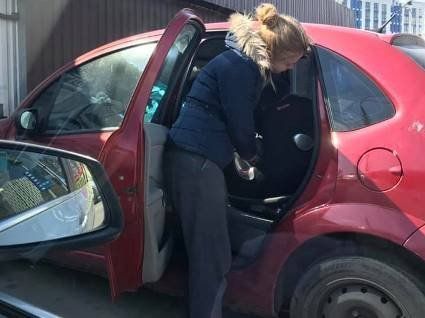 «Ідіотка!»: мати покинула дитину в закритій машині (фото)