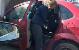 «Ідіотка!»: мати покинула дитину в закритій машині (фото)