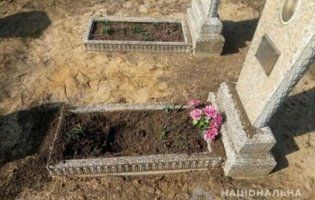На Донеччині жінку поранило вибухом під час прибирання на кладовищі