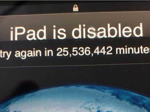 Сюрприз для татка: малюк заблокував iPad на 48 років