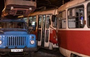 «Лоб у лоб»: у Києві зіштовхнулися трамваї (фото, відео)