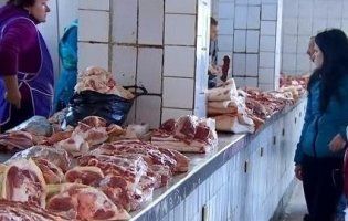 «Ревізор» перевіряв умови продажу м'яса на ринку в Рівному (відео)