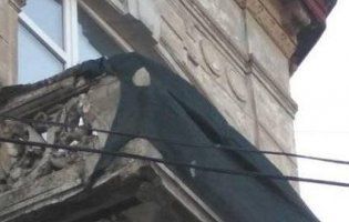 У Львові на жінку впав шматок фасаду