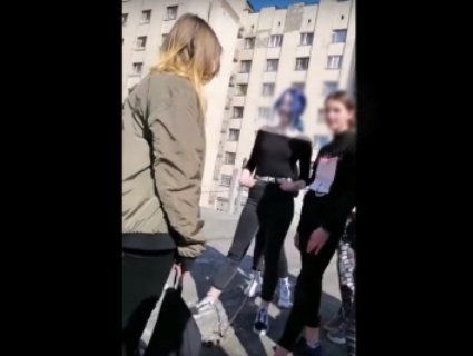 У Хмельницькому школярки стали в чергу, щоб бити ровесницю (відео)