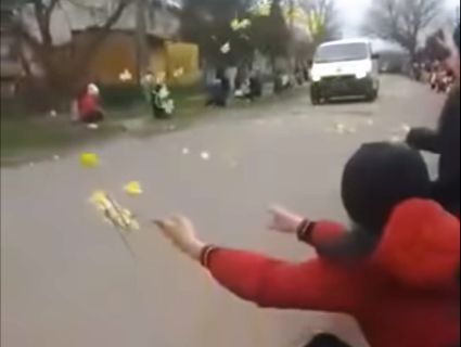 На Прикарпатті люди квітами встелили дорогу «бусику» з тілом загиблого воїна (відео)