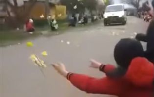 На Прикарпатті люди квітами встелили дорогу «бусику» з тілом загиблого воїна (відео)