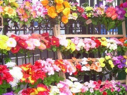 Лучан закликають не купувати штучних квітів на кладовища (відео)