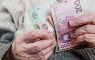 Кому в Україні виплатять 13 пенсію