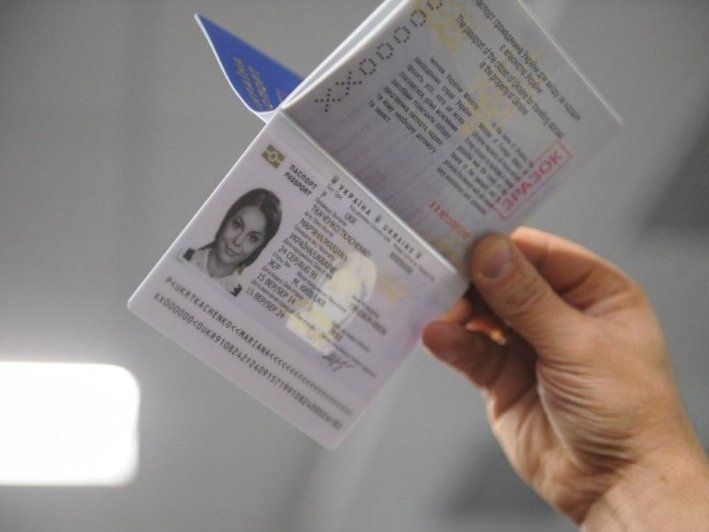В Україні призупиняють видачу біометричних паспортів