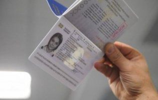 В Україні призупиняють видачу біометричних паспортів