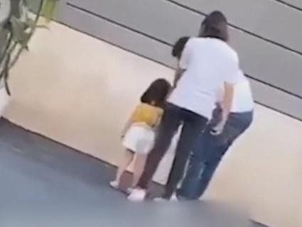«Інстамама» копнула 3-річну доньку, бо та стомилася позувати (відео)