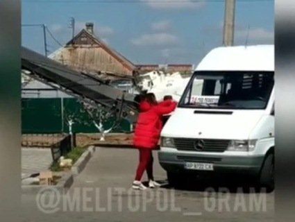 На Запоріжжі неадекватна жінка вступила в бій з маршруткою (відео)