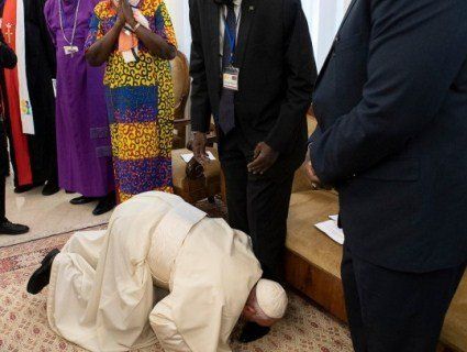 Папа Римський шокував африканців, цілуючи їм ноги (відео)